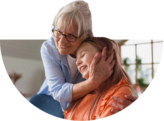 Femme âgée souriante dans son domicile